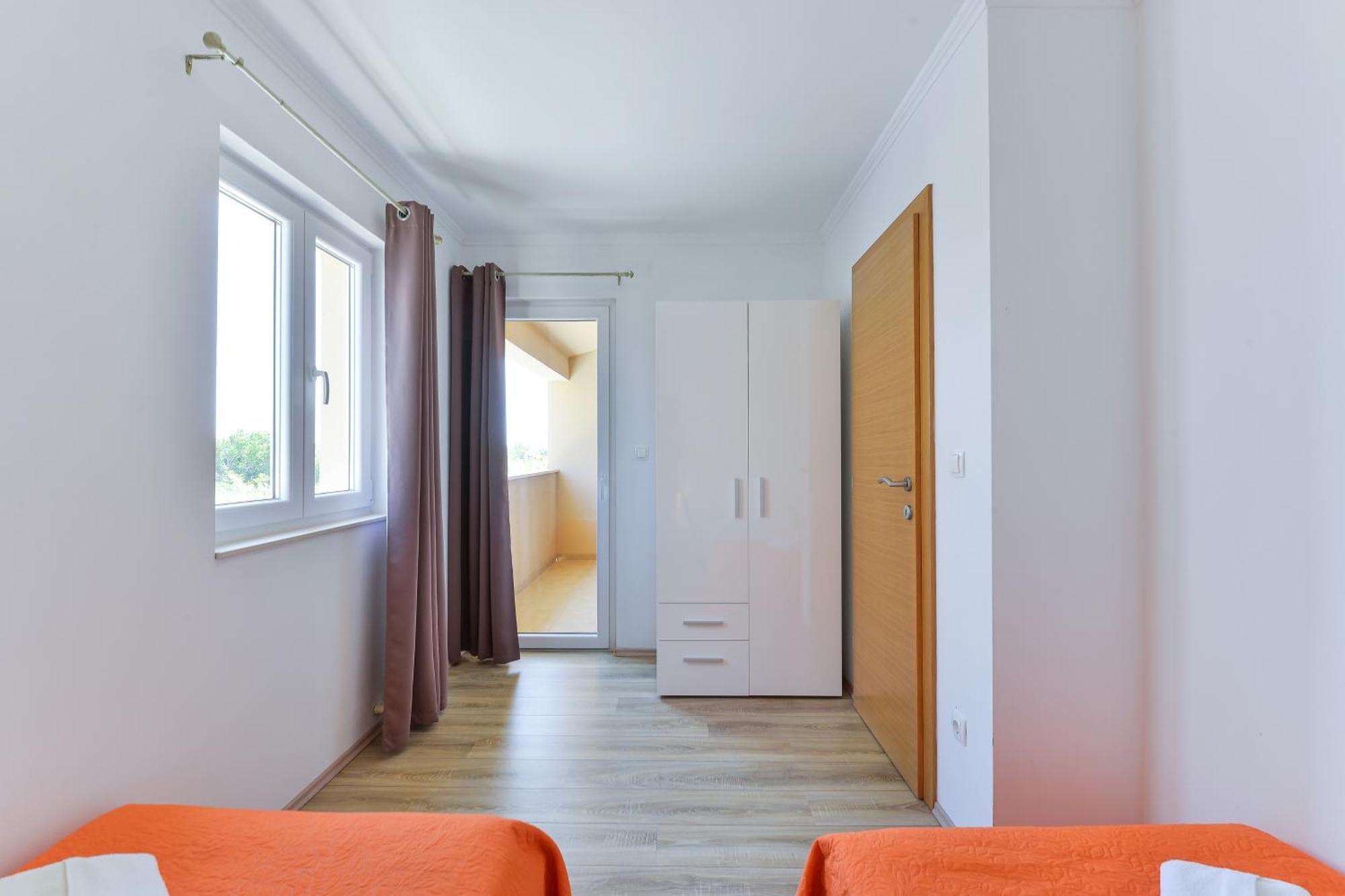 Apartments By The Sea Nin, Zadar - 13172 الغرفة الصورة